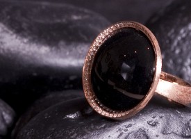 Anello con onice nero e diamanti bianchi e neri in oro graffiato