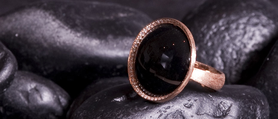 Anello con onice nero e diamanti bianchi e neri in oro graffiato