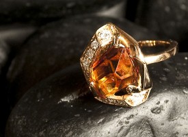Anello con quarzo madera diamanti e oro