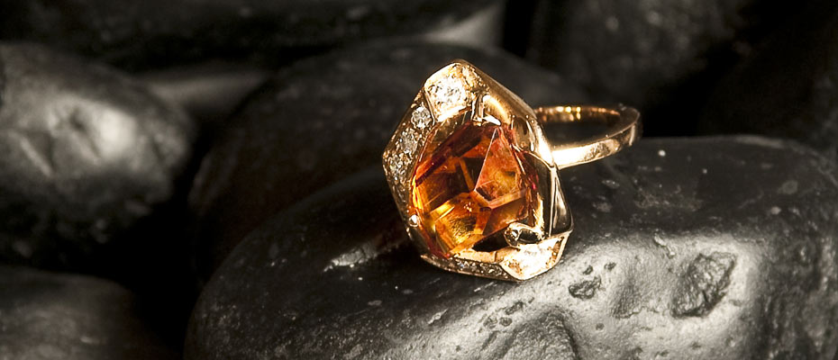 Anello con quarzo madera diamanti e oro