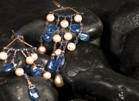 Orecchini con zaffiri e perle in oro giallo