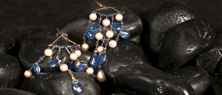 Orecchini con zaffiri e perle in oro giallo