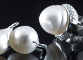 Orecchini e anello con perle australiane e diamanti in oro bianco
