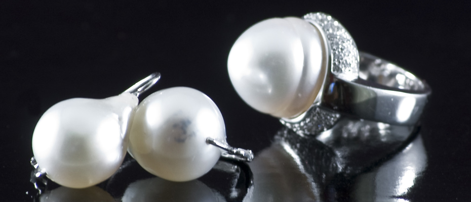 Orecchini e anello con perle australiane e diamanti in oro bianco