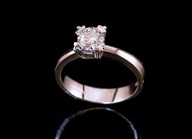 Solitario con diamante taglio a brillante in oro bianco