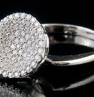 Anello in oro bianco con pavè di diamanti