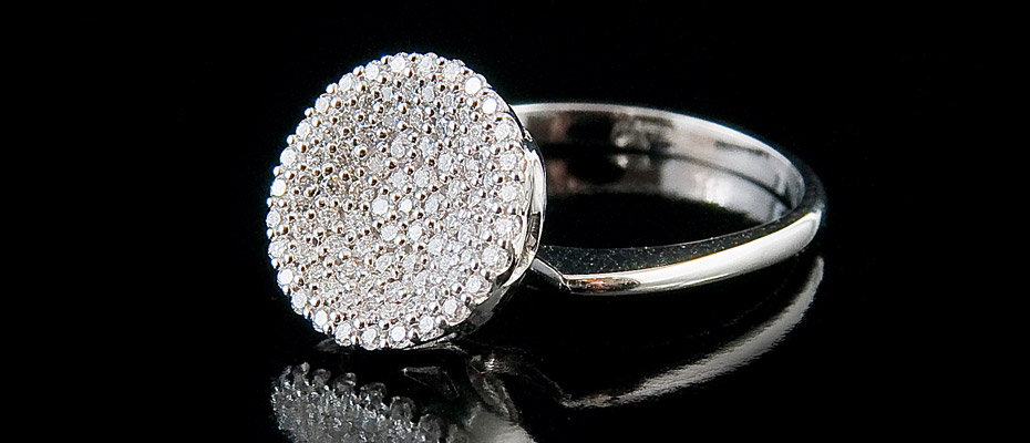 Anello in oro bianco con pavè di diamanti