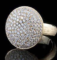 Anello in oro giallo graffiato con diamanti