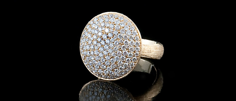 Anello in oro giallo graffiato con diamanti