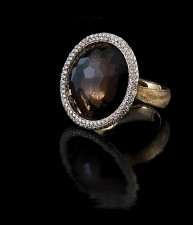 Anello in oro giallo graffiato con quarzo fumè e diamanti