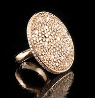 Anello in oro rosa graffiato con diamanti brown e bianchi