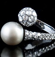 Anello in oro bianco con perla di Taiti e diamanti